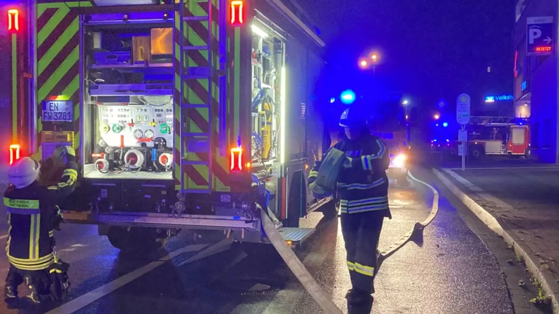 FW-EN: Brandgeruch im Reschop-Carree - Hattinger Feuerwehr rückt mit mehreren Einheiten aus - Bild: presseportal.de