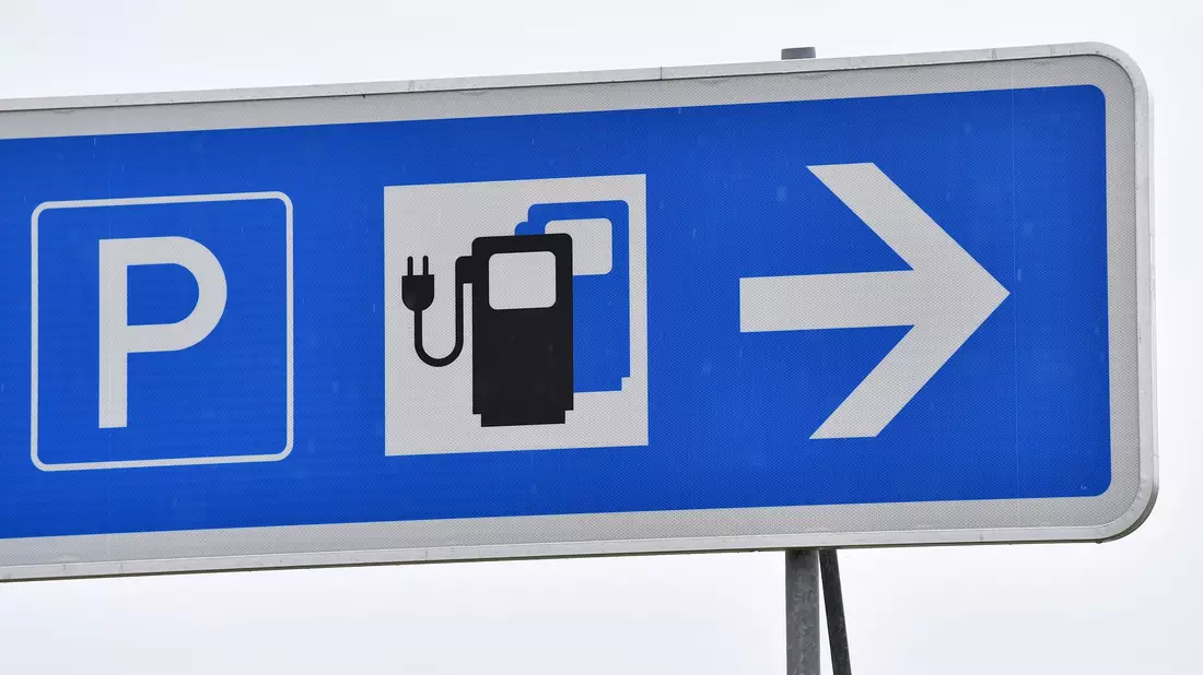 Die Ladeinfrastruktur an deutschen Autobahnen lässt nach Ansicht des ADAC zu wünschen übrig. - Bild: Martin Schutt/dpa-Zentralbild/dpa