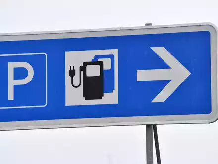 Die Ladeinfrastruktur an deutschen Autobahnen lässt nach Ansicht des ADAC zu wünschen übrig. - Foto: Martin Schutt/dpa-Zentralbild/dpa