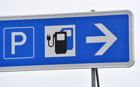 Die Ladeinfrastruktur an deutschen Autobahnen lässt nach Ansicht des ADAC zu wünschen übrig. - Foto: Martin Schutt/dpa-Zentralbild/dpa