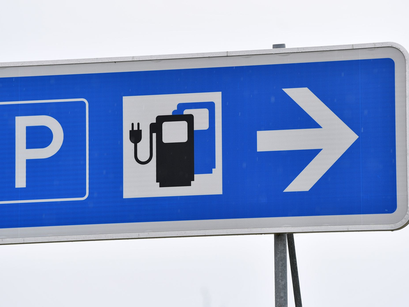 Die Ladeinfrastruktur an deutschen Autobahnen lässt nach Ansicht des ADAC zu wünschen übrig. - Foto: Martin Schutt/dpa-Zentralbild/dpa