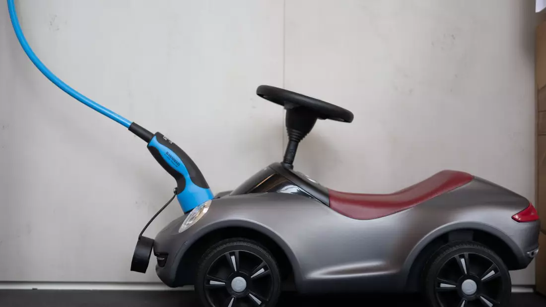 In diesem Jahr könnte der E-Auto-Anteil laut HUK bundesweit so langsam wachsen wie seit vier Jahren nicht mehr. - Bild: Sebastian Gollnow/dpa