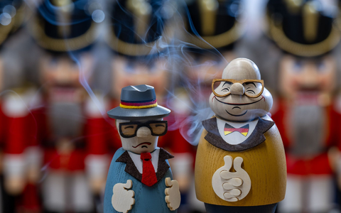 Die Räuchermännchen aus dem Erzgebirge sind traditionell und modern zugleich. - Foto: Hendrik Schmidt/dpa