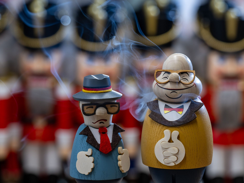 Die Räuchermännchen aus dem Erzgebirge sind traditionell und modern zugleich. - Foto: Hendrik Schmidt/dpa
