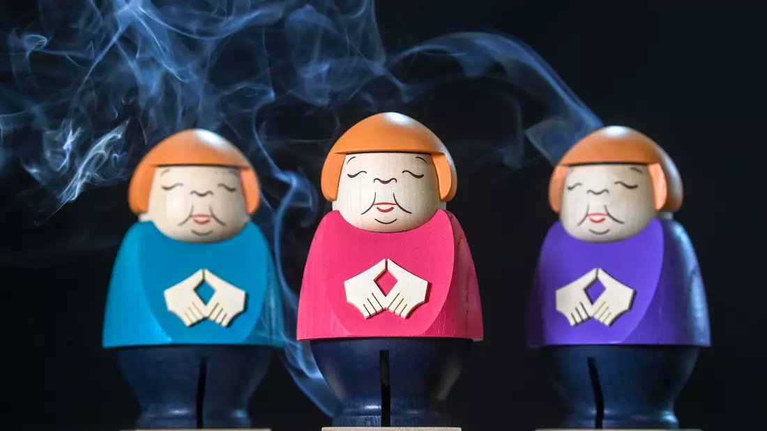 Mit einer Räucherfigur von Ex-Bundeskanzlerin Angela Merkel hatte die Seiffener Volkskunst schon einen vollen Erfolg. (Archivbild) - Bild: Hendrik Schmidt/dpa-Zentralbild/ZB
