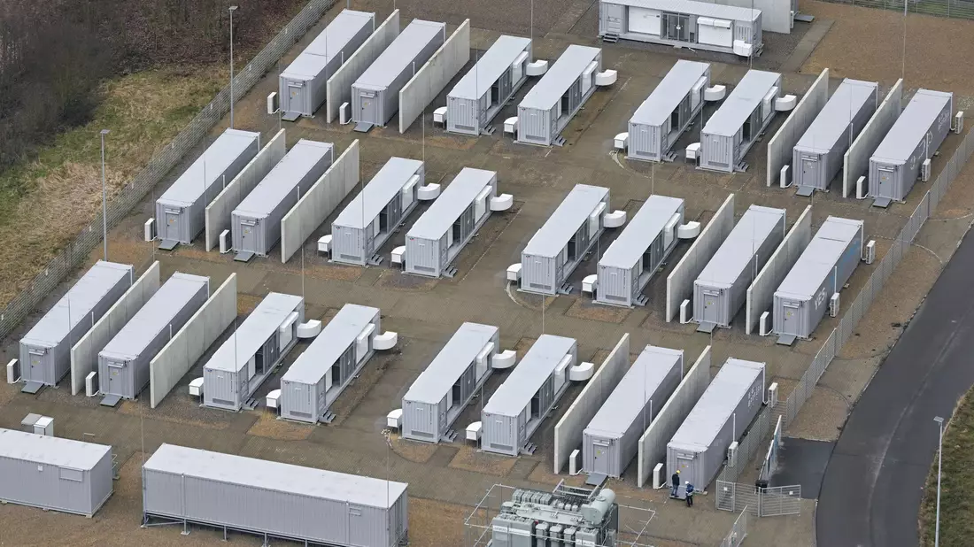 Ein Batteriepark in der Lausitz. Ein im nordrhein-westfälischen Waltrop geplanter Batteriepark soll bis 2028 ebenfalls in Containerbauweise errichtet werden. (Symbolbild) - Bild: Patrick Pleul/dpa
