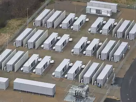 Ein Batteriepark in der Lausitz. Ein im nordrhein-westfälischen Waltrop geplanter Batteriepark soll bis 2028 ebenfalls in Containerbauweise errichtet werden. (Symbolbild) - Foto: Patrick Pleul/dpa