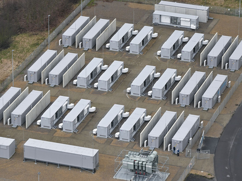 Ein Batteriepark in der Lausitz. Ein im nordrhein-westfälischen Waltrop geplanter Batteriepark soll bis 2028 ebenfalls in Containerbauweise errichtet werden. (Symbolbild) - Foto: Patrick Pleul/dpa