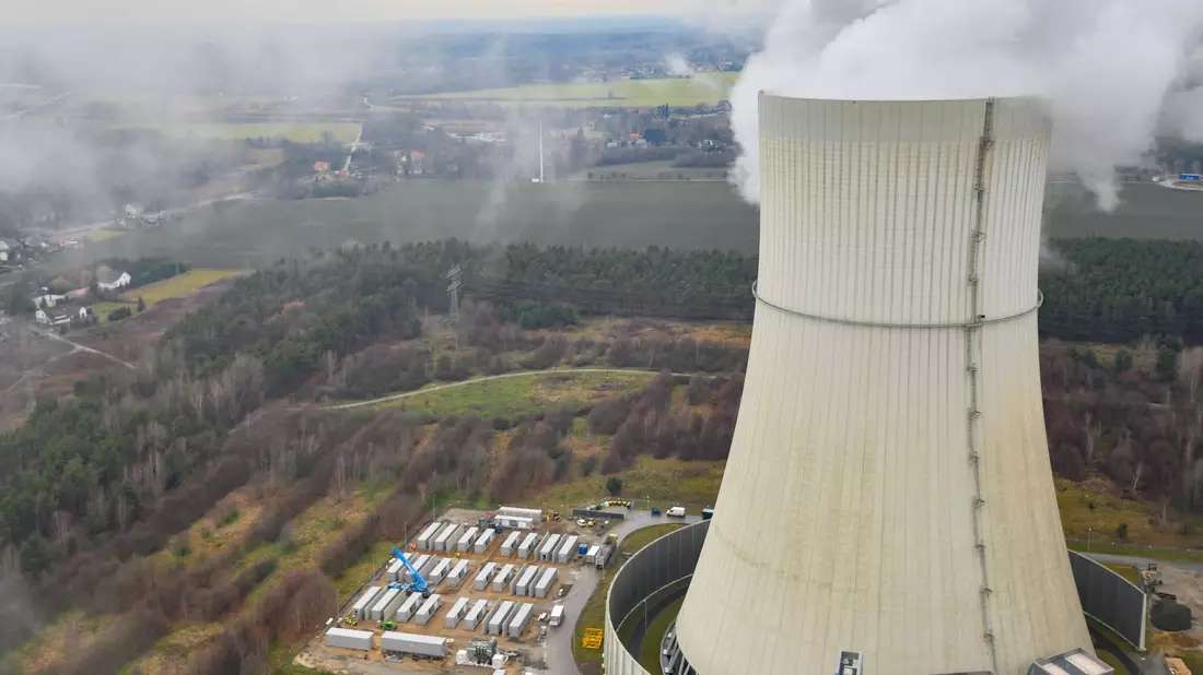 Viele Batteriegroßspeicher entstehen auf dem Gelände von alten Kohle- oder Atomkraftwerken, weil dort starke Stromanschlüsse vorhanden sind. - Bild: Patrick Pleul/dpa-Zentralbild/ZB