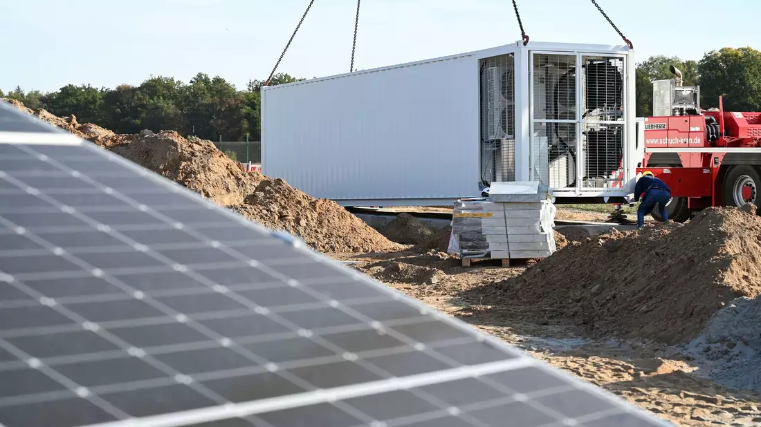 Neue Solarparks werden häufig mit eigenen Großbatterien ausgestattet, die den Strom für ein paar Stunden zwischenspeichern können. - Bild: Uli Deck/dpa