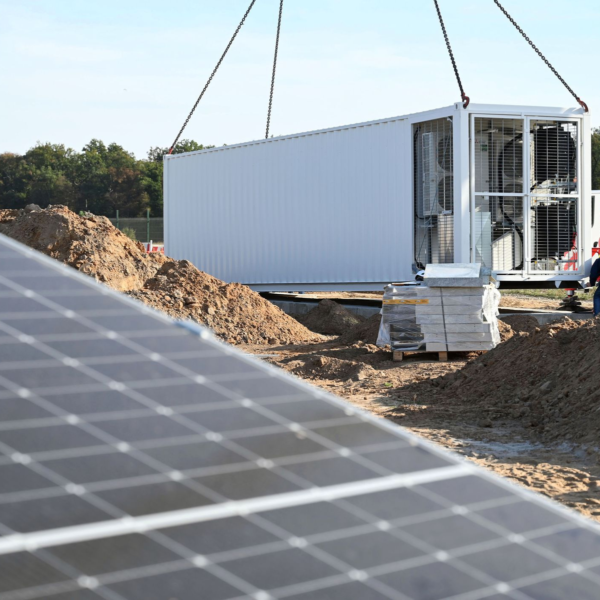 Neue Solarparks werden häufig mit eigenen Großbatterien ausgestattet, die den Strom für ein paar Stunden zwischenspeichern können. - Foto: Uli Deck/dpa