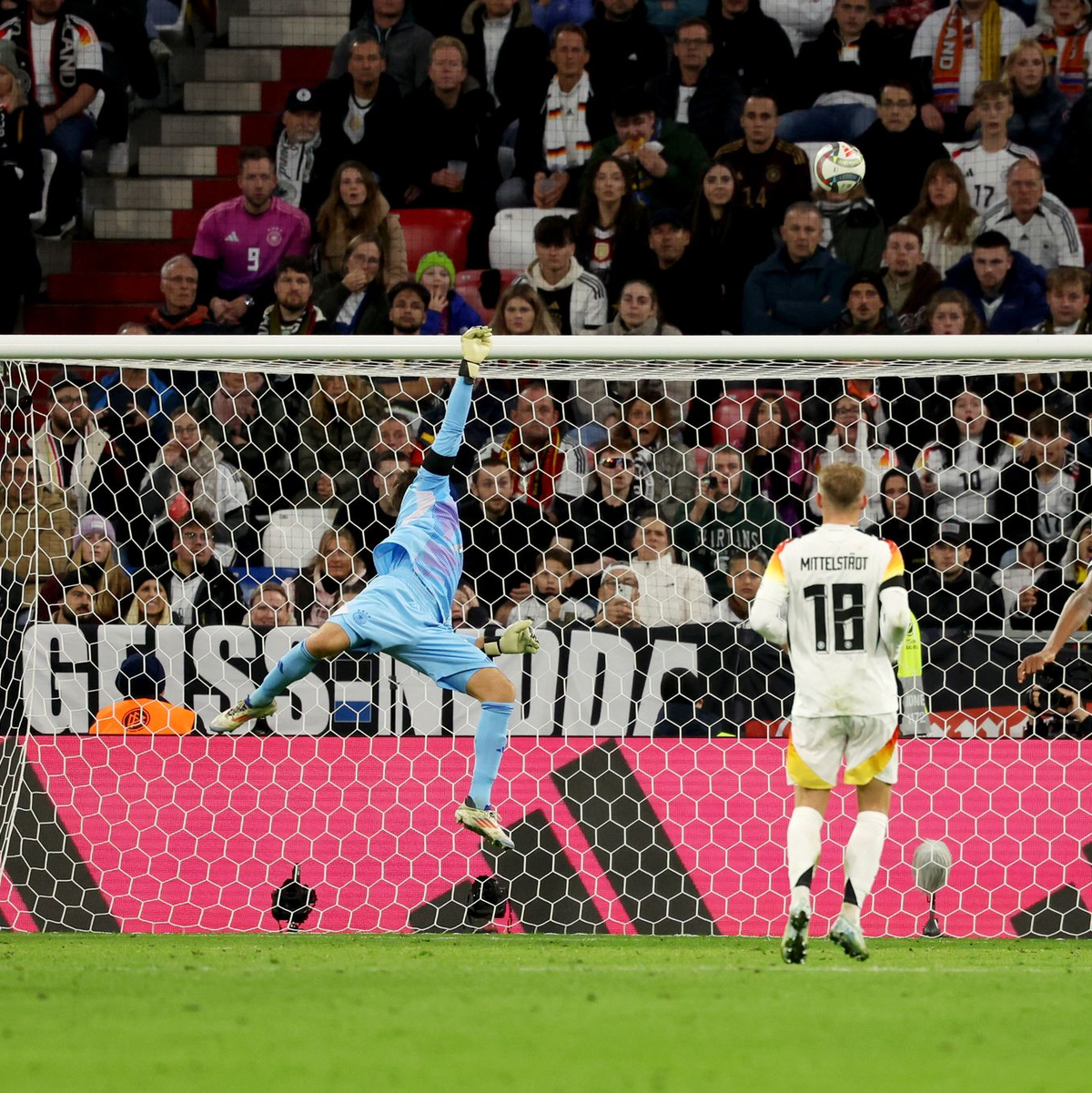 Am Lattenschuss von Hollands Xavi Simons ist Oliver Baumann noch mit den Fingerspitzen dran. - Foto: Christian Charisius/dpa