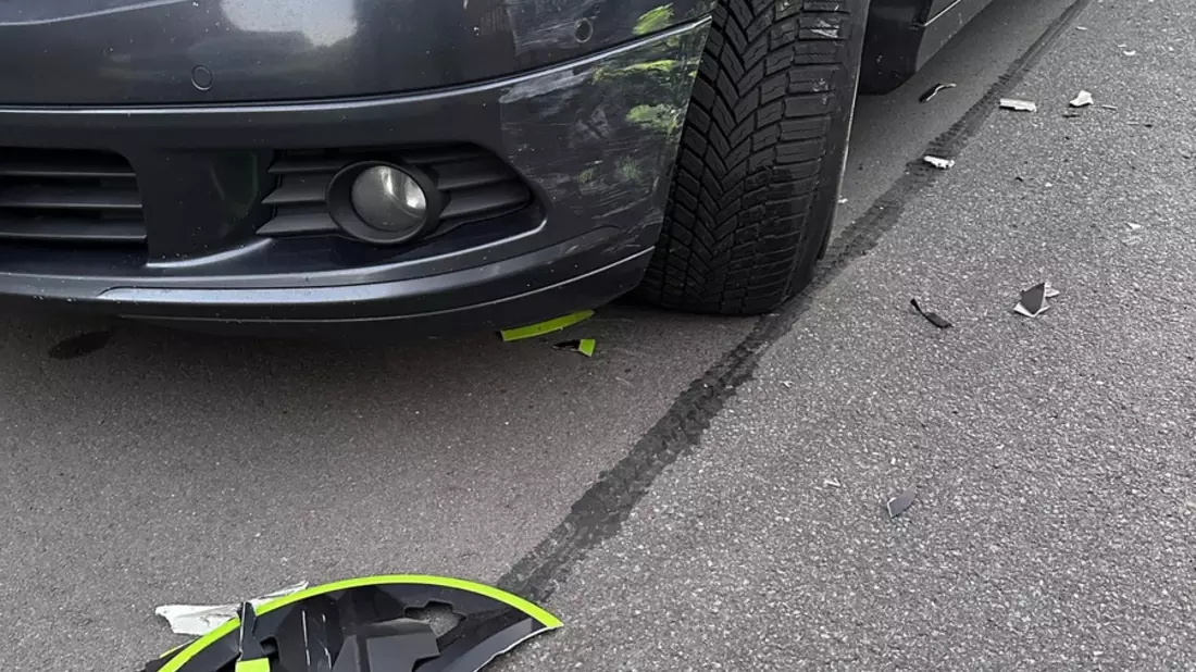 POL-NI: Verkehrsunfallflüchtiger gesucht - auffällige Fahrzeugteile an der Unfallstelle - Bild: presseportal.de