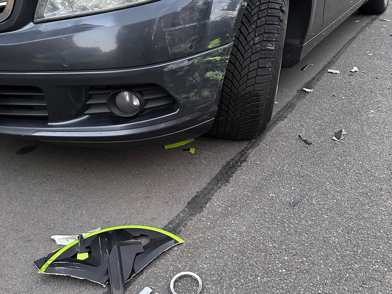 POL-NI: Verkehrsunfallflüchtiger gesucht - auffällige Fahrzeugteile an der Unfallstelle - Foto: presseportal.de