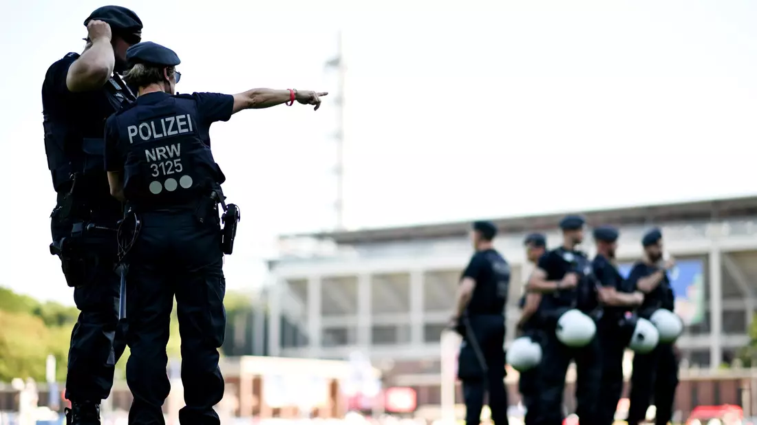 Die Sicherheit rund um Stadien und in den Arenen ist immer wieder Thema. - Bild: Fabian Strauch/dpa