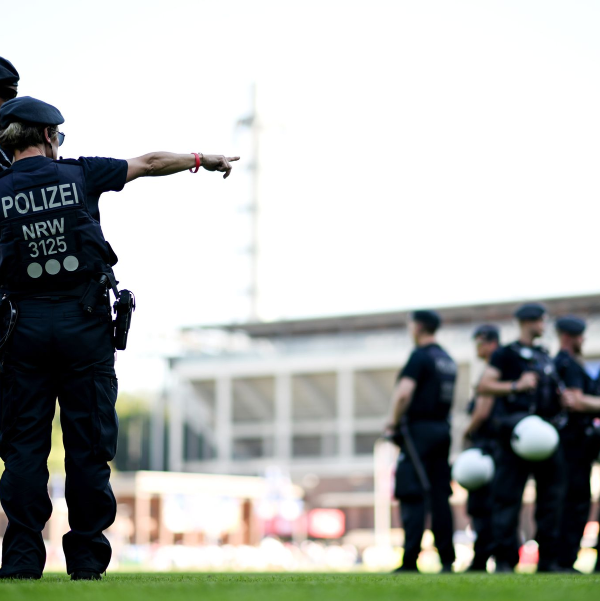 Die Sicherheit rund um Stadien und in den Arenen ist immer wieder Thema. - Foto: Fabian Strauch/dpa