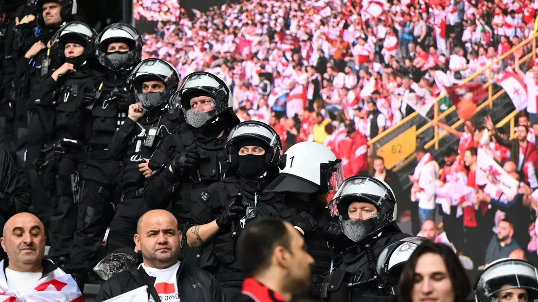 Die Sicherheit rund um Stadien und in den Arenen ist immer wieder Thema. - Bild: Bernd Thissen/dpa