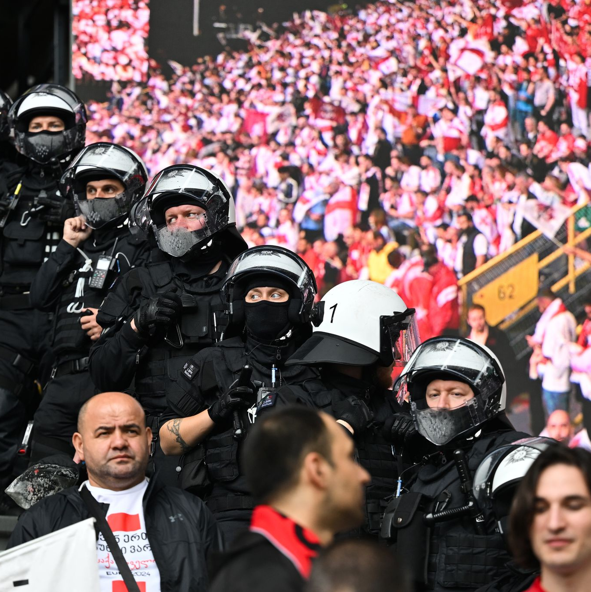 Die Sicherheit rund um Stadien und in den Arenen ist immer wieder Thema. - Foto: Bernd Thissen/dpa