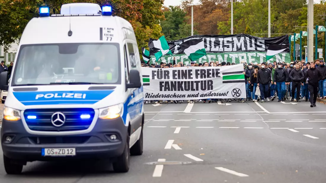 Fans demonstrieren immer wieder für ihre Leidenschaft. Beim Sicherheitsgipfel sind sie nicht dabei. - Bild: Moritz Frankenberg/dpa