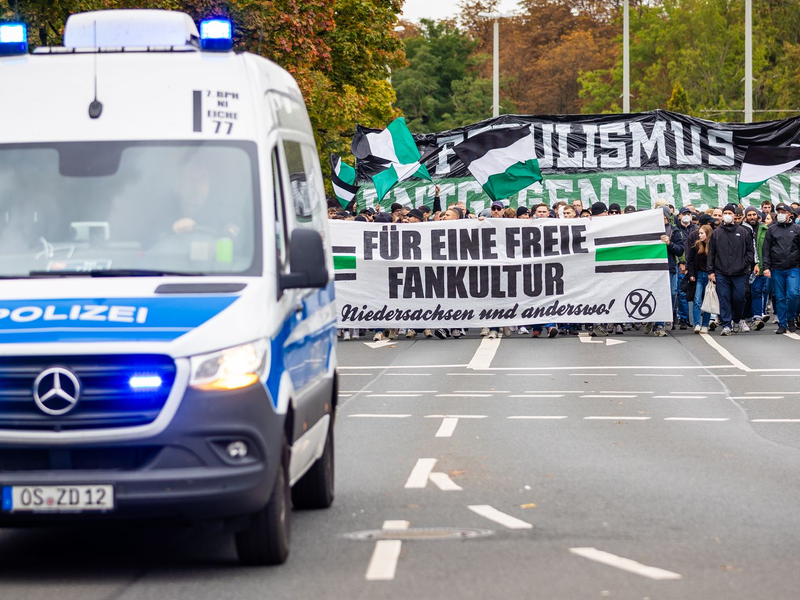 Fans befürchten arge Konsequenzen, die über ihren Kopf hinweg entschieden werden. - Foto: Moritz Frankenberg/dpa