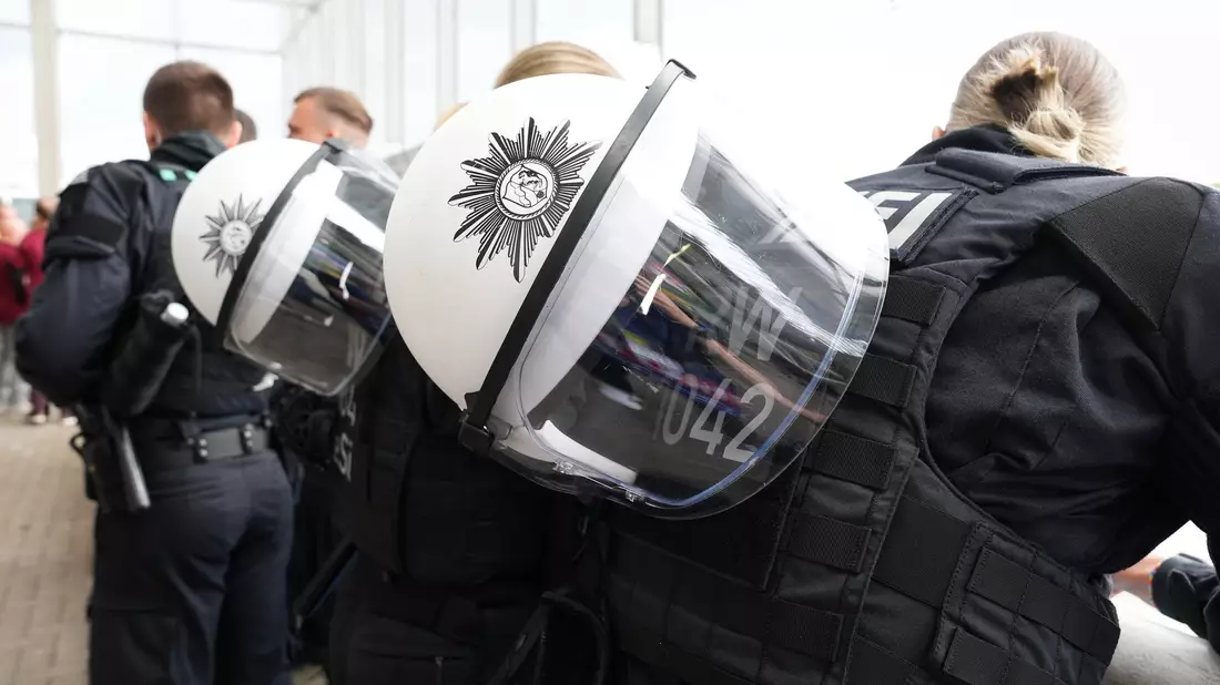 Sollen für Sicherheit sorgen: Polizistinnen und Polizisten im Stadion. - Bild: Marcus Brandt/dpa