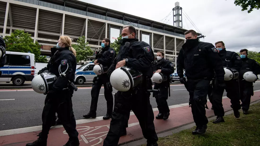 Die Sicherheit rund um Stadien und in den Arenen ist immer wieder Thema. - Bild: Marius Becker/Deutsche Presse-Agentur GmbH/dpa