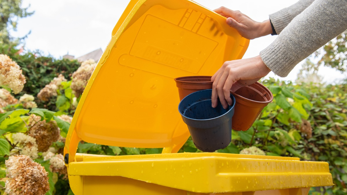 Wohin mit Abfällen? Tipps für die Herbstsaison im Garten / Gebrauchte Pflanztöpfe, ausgediente Gartengeräte & Co. umweltfreundlich entsorgen - Foto: presseportal.de