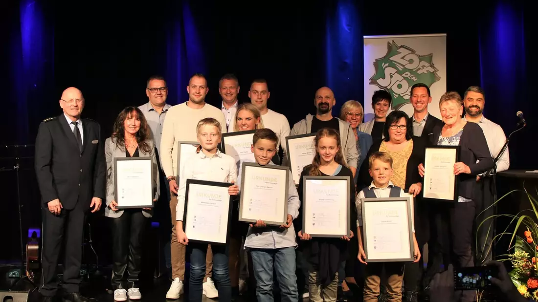 POL-SI: Danke für Ihr vorbildliches und aufmerksames Handeln: Landrat Andreas Müller zeichnet 13 Menschen für ihre Zivilcourage aus - #polsiwi - Bild: presseportal.de