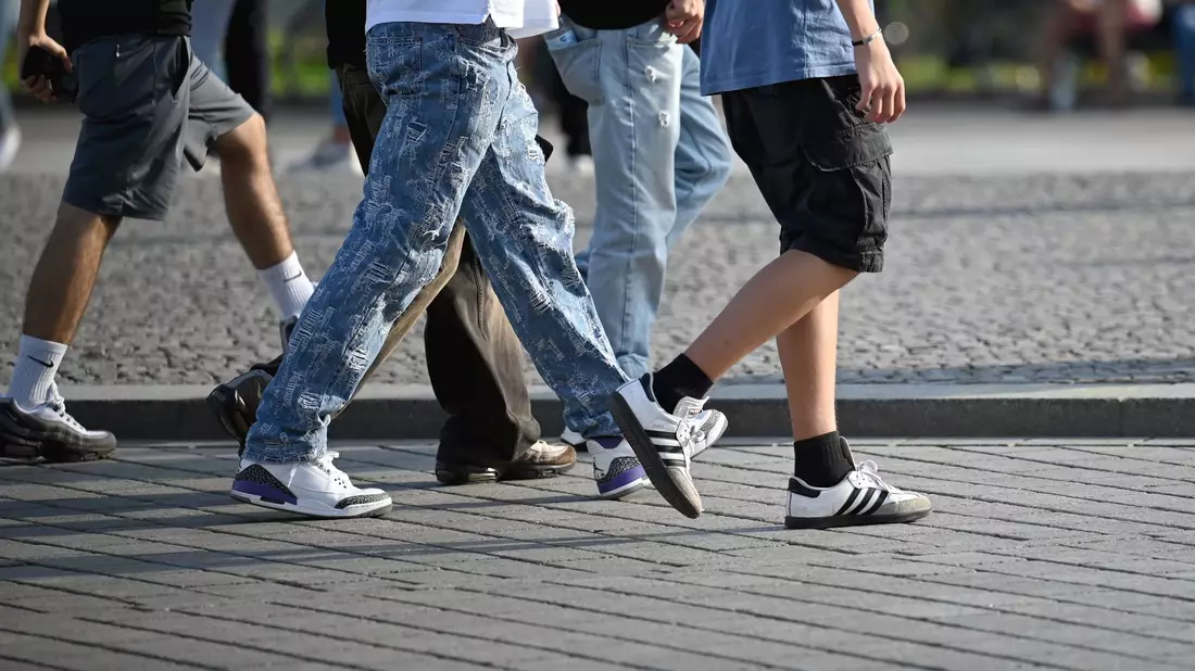 Vor allem unter jungen Männern beobachten die Forscher einen stärkeren Hang zu rechtem Gedankengut. (Symbolbild) - Bild: Carla Benkö/dpa