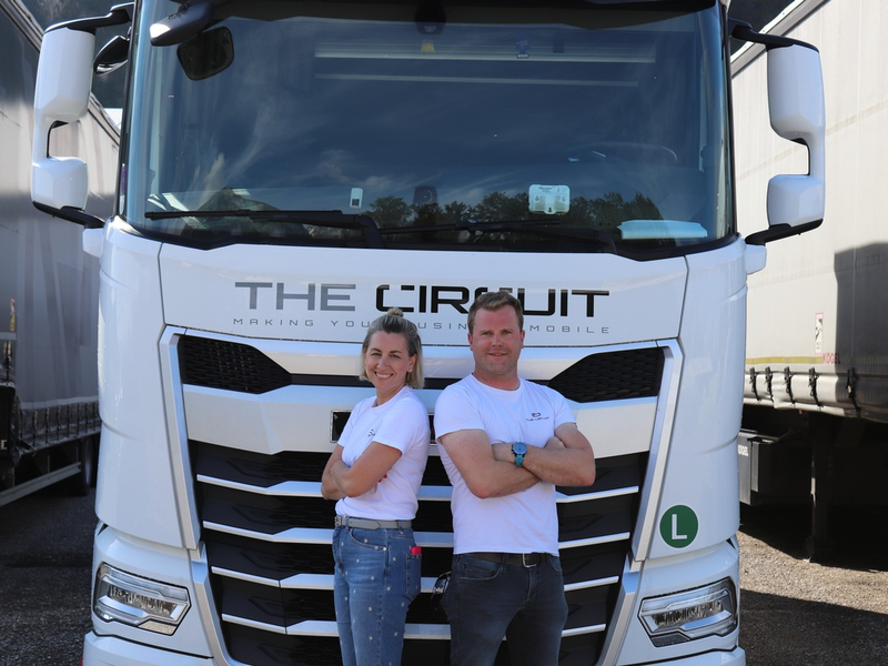 Karriere im Windschatten schneller Autos und Motorräder: The Circuit GmbH wächst weiter und sucht neue Mitarbeiter - Foto: presseportal.de