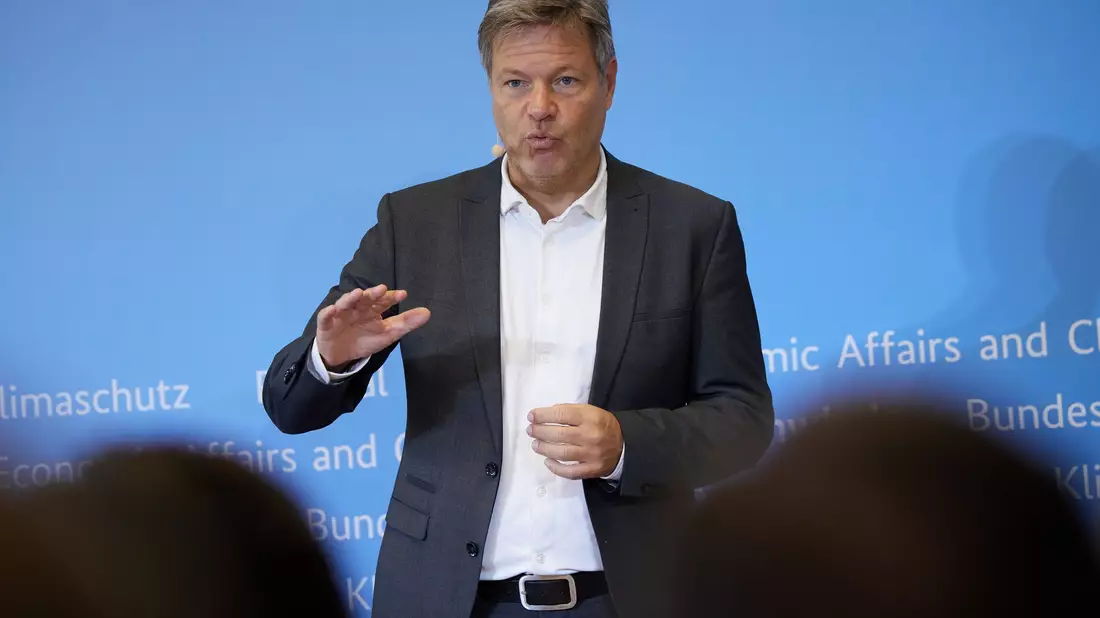 Habeck unterzeichnete die ersten Klimaschutzverträge, die die grüne Umstellung der Wirtschaft absichern sollen. - Bild: Joerg Carstensen/dpa