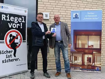 POL-ST: 50. Plakette Zuhause sicher für den Wohnungsverein Rheine eG - Foto: presseportal.de