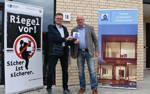 POL-ST: 50. Plakette Zuhause sicher für den Wohnungsverein Rheine eG - Bild: presseportal.de