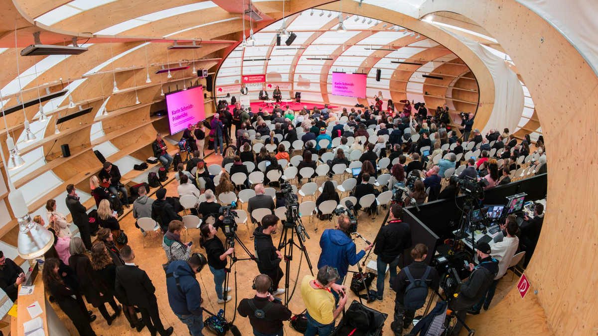 Die Frankfurter Buchmesse informiert auf ihrer Eröffnungspressekonferenz die Medienvertreter.  - Foto: Andreas Arnold/dpa