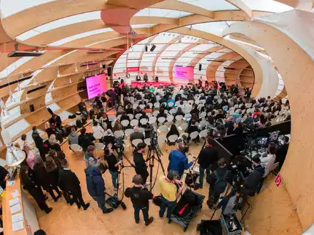 Der Autor Antonio nannte den Ehrengastland-Pavillon «hässlich, richtig hässlich. Das erinnert ja an ein Beerdigungsinstitut.» - Foto: Andreas Arnold/dpa