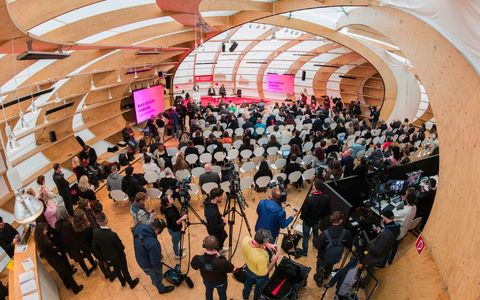 Der Autor Antonio nannte den Ehrengastland-Pavillon «hässlich, richtig hässlich. Das erinnert ja an ein Beerdigungsinstitut.» - Foto: Andreas Arnold/dpa