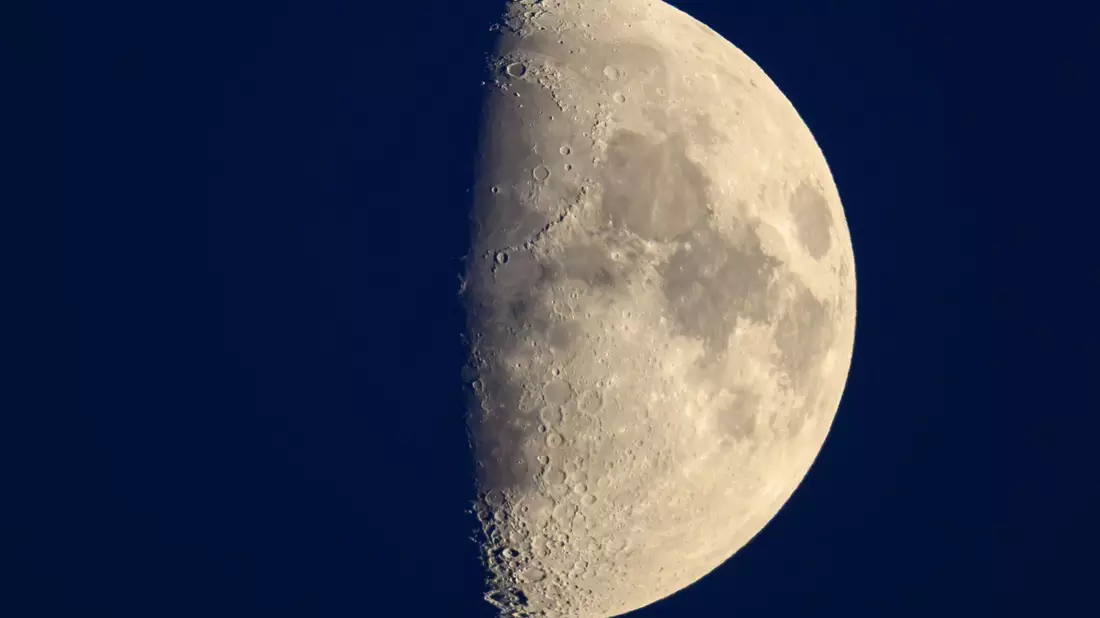 Neue Esa-Satelliten sollen künftig um den Mond fliegen und Mondmissionen helfen. (Archivbild) - Bild: Patrick Pleul/dpa