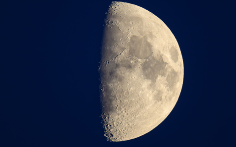 Neue Esa-Satelliten sollen künftig um den Mond fliegen und Mondmissionen helfen. (Archivbild) - Foto: Patrick Pleul/dpa Neue Esa-Satelliten sollen künftig um den Mond fliegen und Mondmissionen helfen. (Archivbild) - Foto: Patrick Pleul/dpa