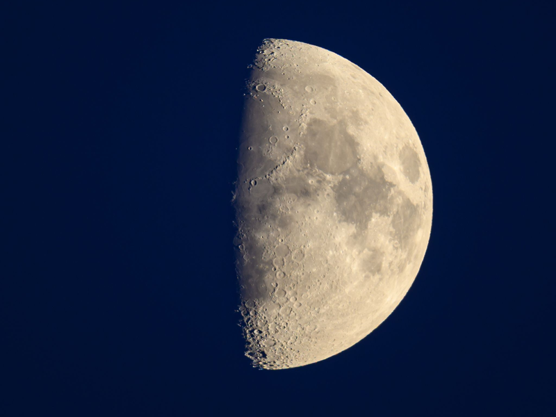 Neue Esa-Satelliten sollen künftig um den Mond fliegen und Mondmissionen helfen. (Archivbild) - Foto: Patrick Pleul/dpa