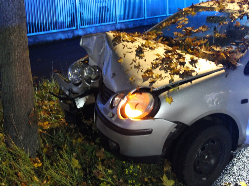 POL-SU: Von regennasser Fahrbahn abgekommen - Foto: presseportal.de
