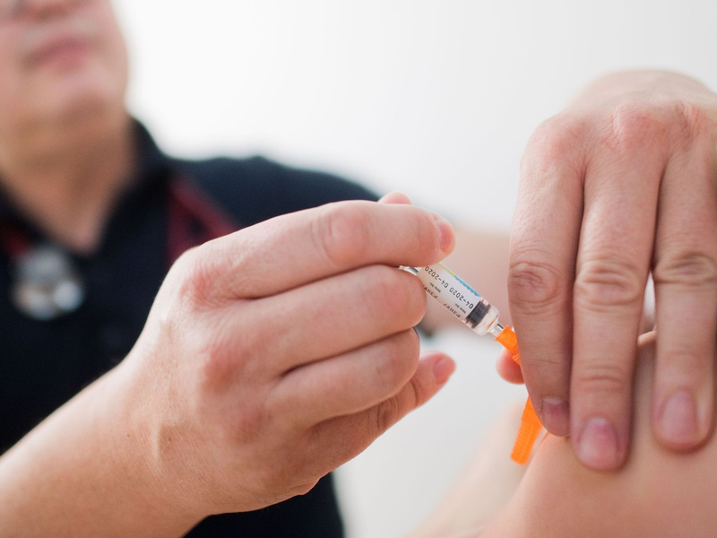 Die Impfung gegen Diphterie gehört zu den Standardempfehlungen der Stiko (Archivbild). - Foto: Julian Stratenschulte/dpa