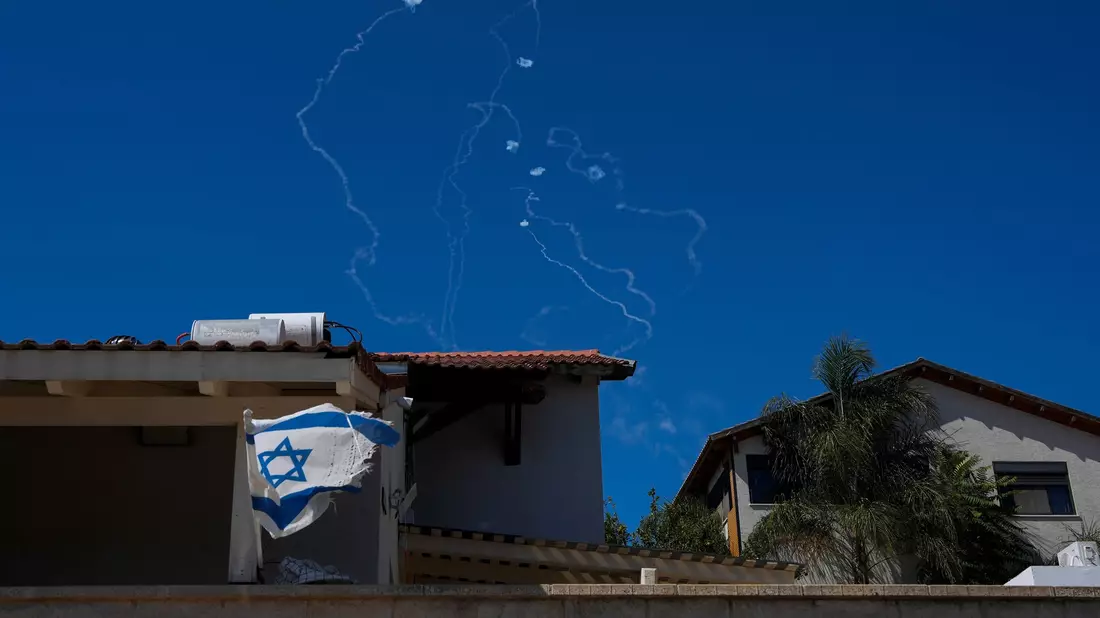 Im Norden Israels wurden vier Menschen durch Raketensplitter leicht verletzt. (Archivbild) - Bild: Baz Ratner/AP/dpa
