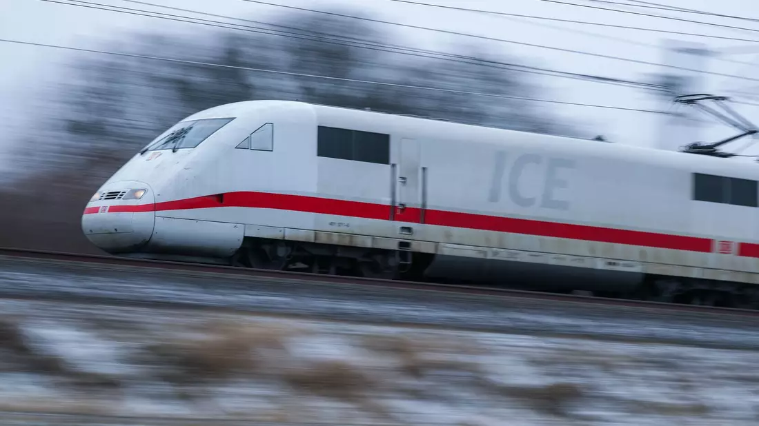 Reisende im Fernverkehr müssen wegen einer Reparatur an der Oberleitung Geduld mitbringen. (Symbolbild) - Bild: Jan Woitas/dpa-Zentralbild/dpa