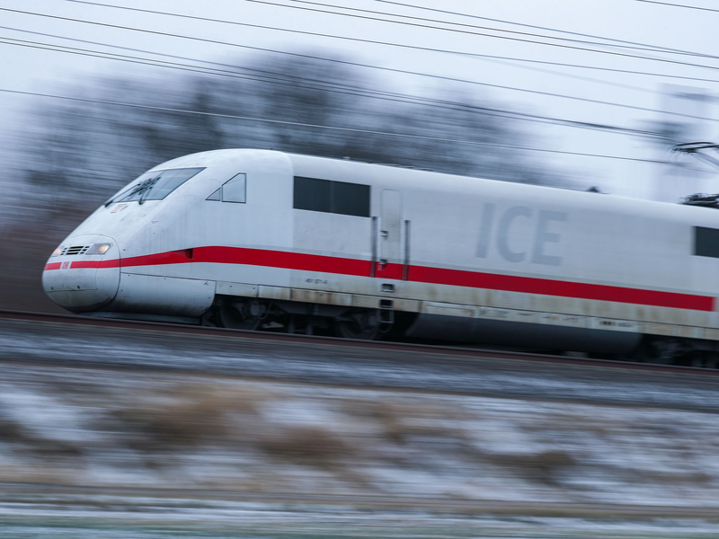 Reisende im Fernverkehr mussten ebenso wie Pendler wegen einer Reparatur an der Oberleitung Geduld mitbringen. (Symbolbild) - Foto: Jan Woitas/dpa-Zentralbild/dpa