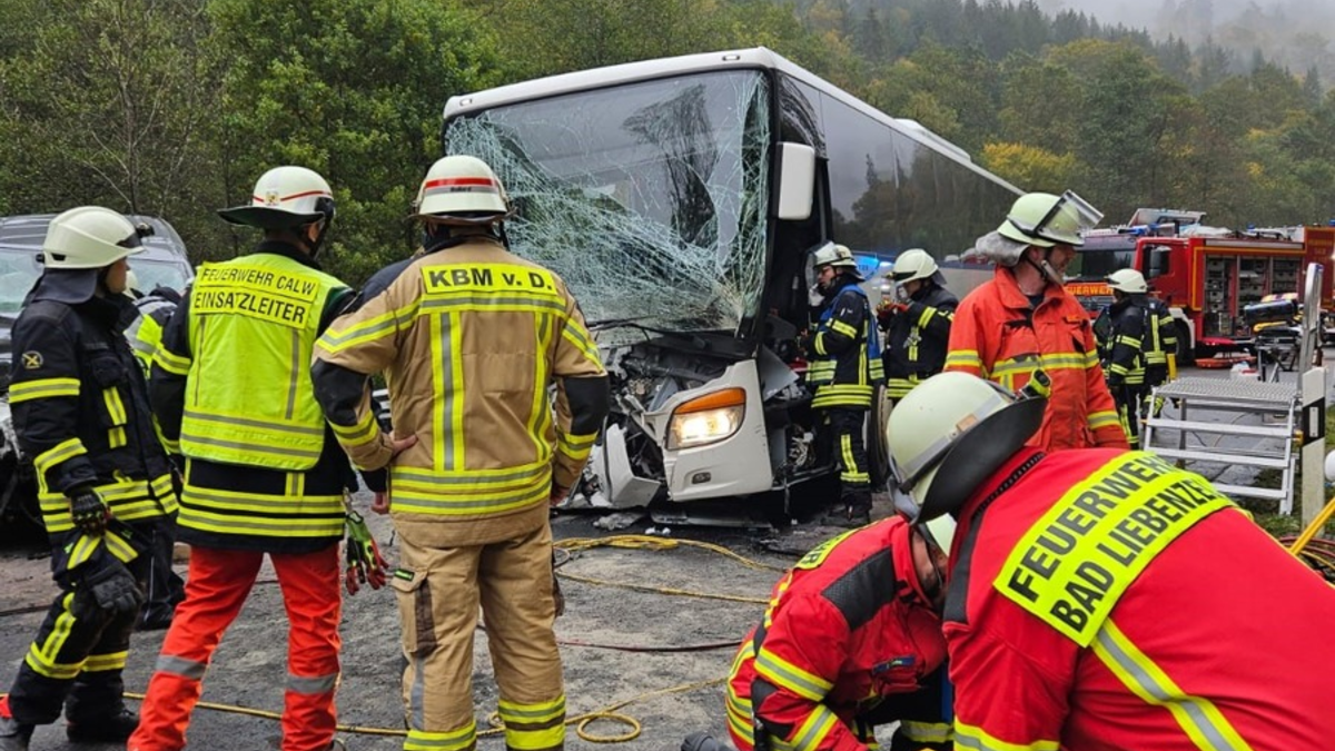 KFV-CW: Frontalzusammenstoß zwischen Omnibus und Kleintransporter / Beide Fahrer schwer verletzt / Bundesstraße B 463 gesperrt - Foto: presseportal.de