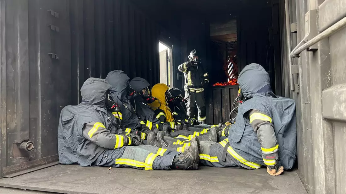 FW Alpen: Sicherheit im Einsatz: Freiwillige Feuerwehr der Gemeinde Alpen trainiert auf Training-Base in Weeze - Bild: presseportal.de