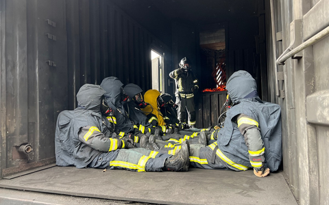 FW Alpen: Sicherheit im Einsatz: Freiwillige Feuerwehr der Gemeinde Alpen trainiert auf Training-Base in Weeze - Foto: presseportal.de
