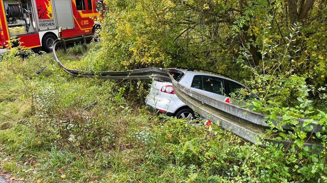 POL-REK: 241015-6: Auto rutschte unter Leitplanke - Bild: presseportal.de
