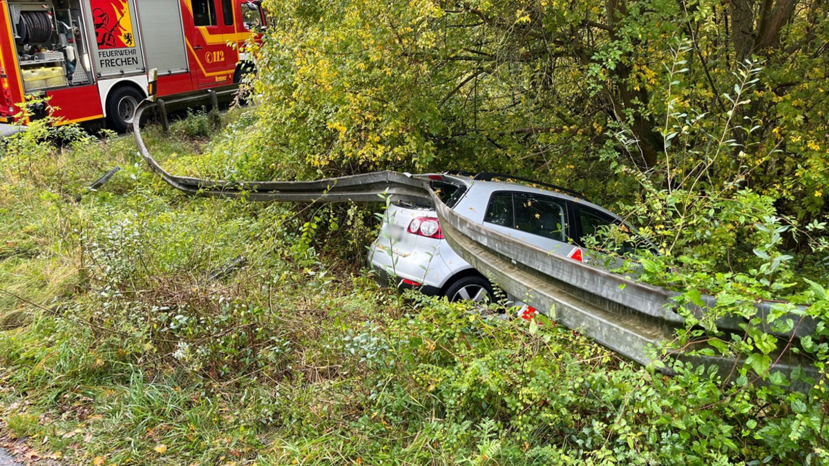 POL-REK: 241015-6: Auto rutschte unter Leitplanke - Foto: presseportal.de