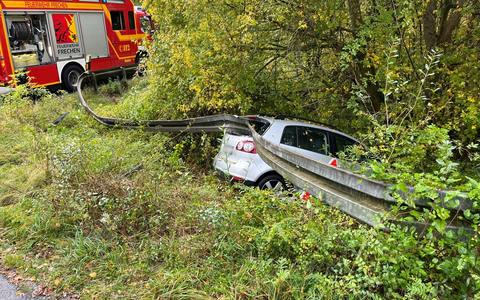 POL-REK: 241015-6: Auto rutschte unter Leitplanke - Foto: presseportal.de